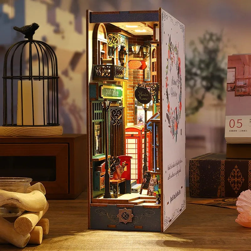 Book Nook - Island Holiday, un kit créatif pour construire un diorama miniature. Parfait pour décorer une bibliothèque ou comme cadeau original pour un amoureux des livres. Par Nookette.