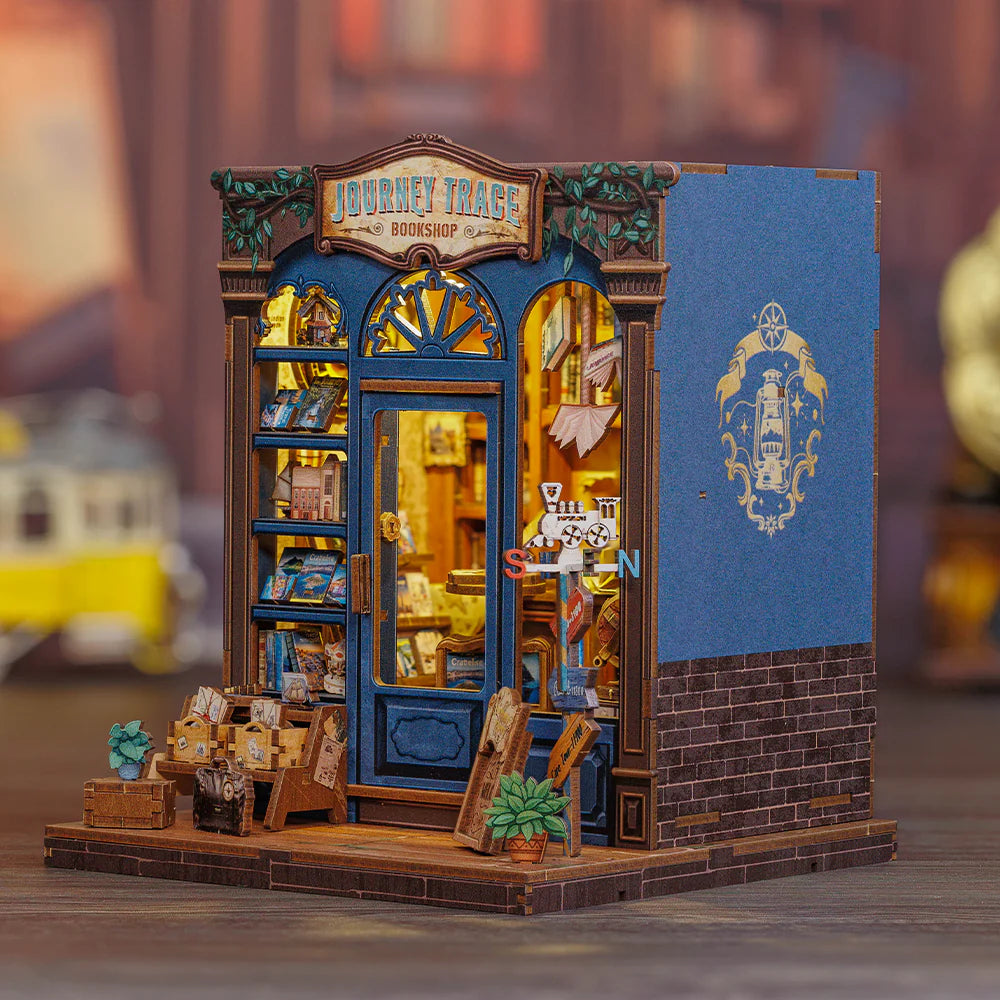 Book Nook - Journey Trace Bookshop, un kit créatif pour construire un diorama miniature. Parfait pour décorer une bibliothèque ou comme cadeau original pour un amoureux des livres. Par Nookette.