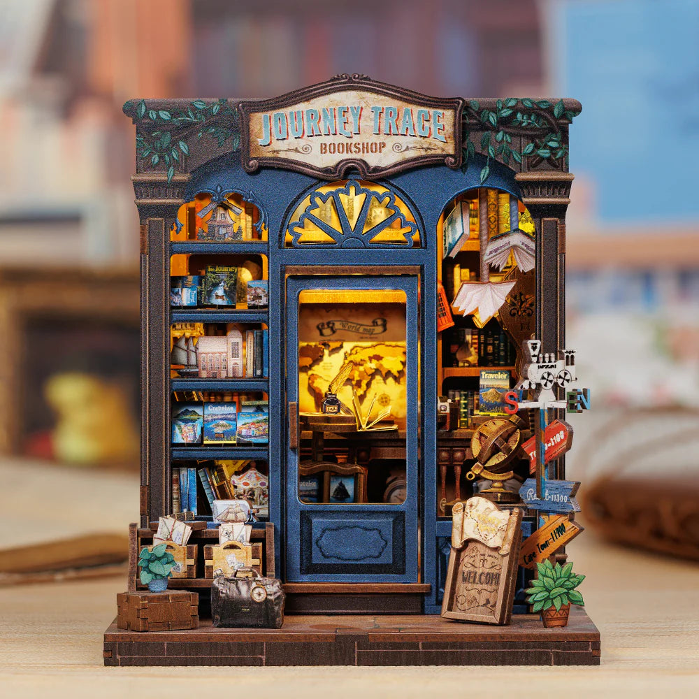 Book Nook - Journey Trace Bookshop, un kit créatif pour construire un diorama miniature. Parfait pour décorer une bibliothèque ou comme cadeau original pour un amoureux des livres. Par Nookette.