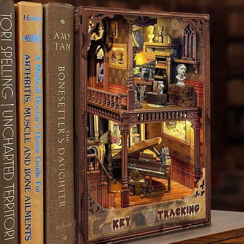 Book Nook - Key Tracking, un kit créatif pour construire un diorama miniature. Parfait pour décorer une bibliothèque ou comme cadeau original pour un amoureux des livres. Par Nookette.