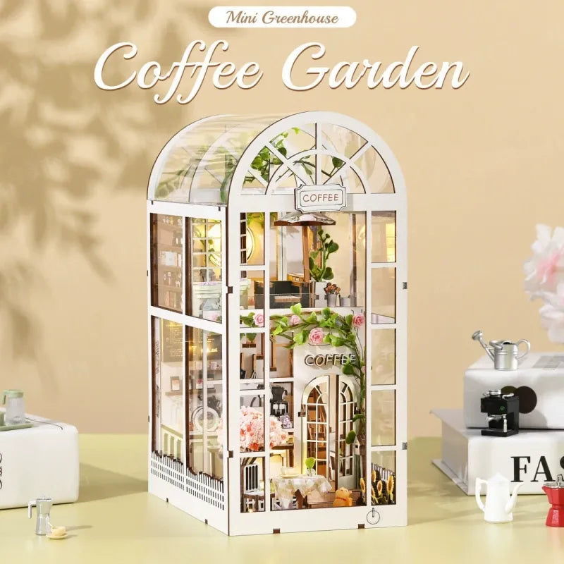 Book Nook - Coffee Garden, un kit créatif pour construire un diorama miniature. Parfait pour décorer une bibliothèque ou comme cadeau original pour un amoureux des livres. Par Nookette.