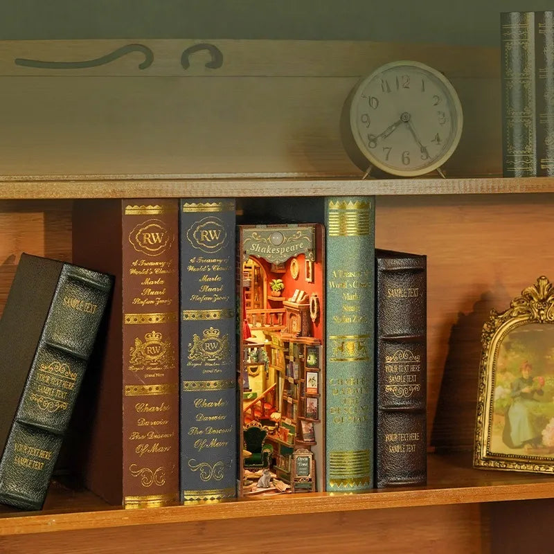 Book Nook - Left Bank Bookstore, un kit créatif pour construire un diorama miniature. Parfait pour décorer une bibliothèque ou comme cadeau original pour un amoureux des livres. Par Nookette.