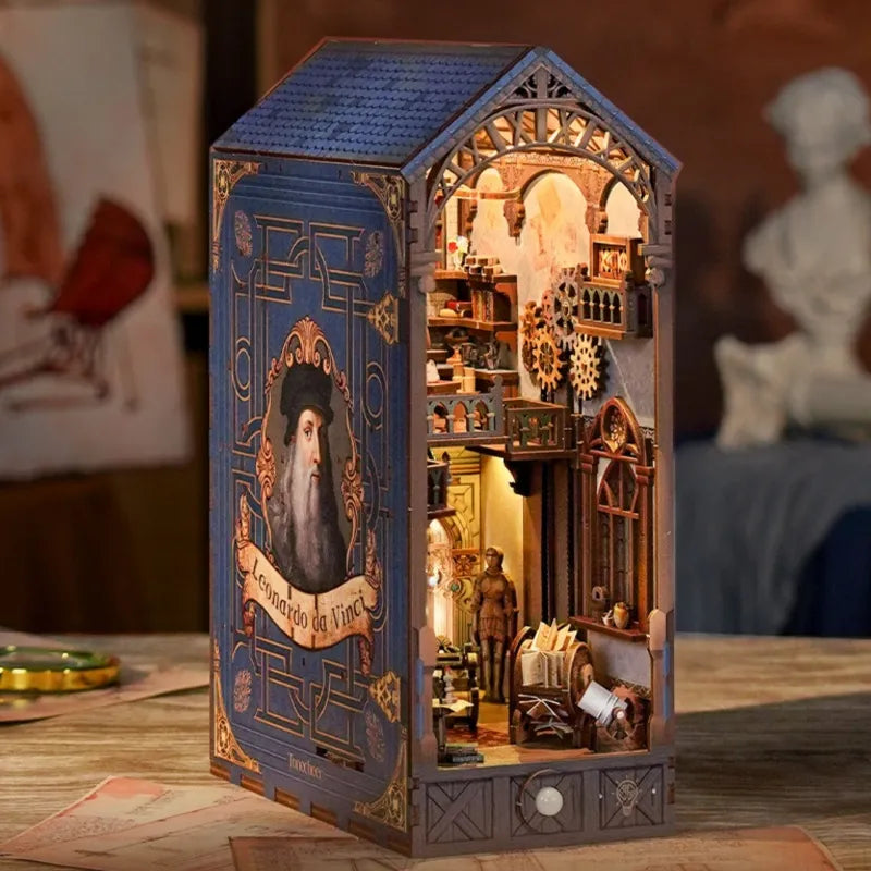 Book Nook - Leonardo Da Vinci, un kit créatif pour construire un diorama miniature. Parfait pour décorer une bibliothèque ou comme cadeau original pour un amoureux des livres. Par Nookette.