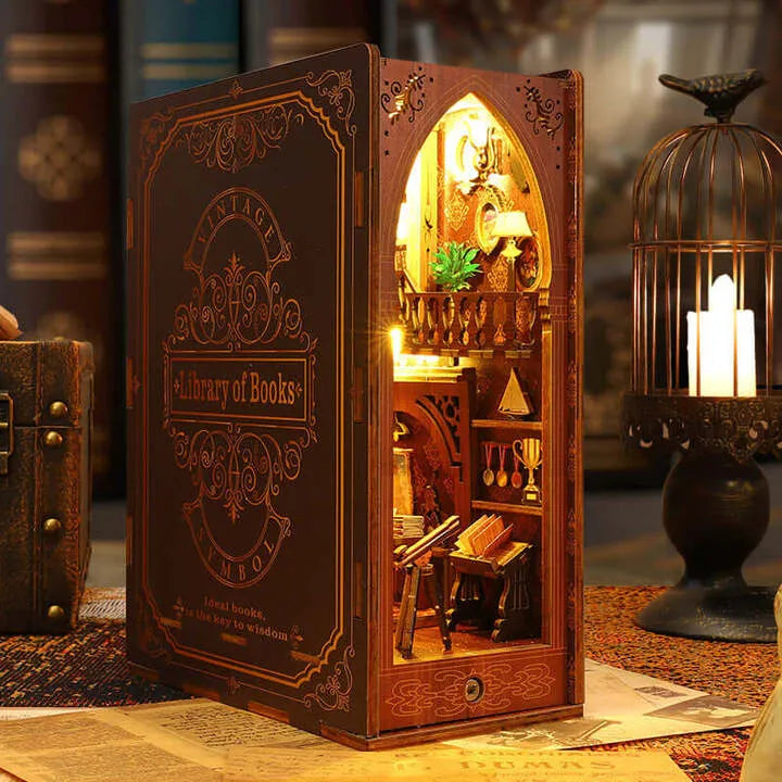 Book Nook - Library Of Books, un kit créatif pour construire un diorama miniature. Parfait pour décorer une bibliothèque ou comme cadeau original pour un amoureux des livres. Par Nookette.