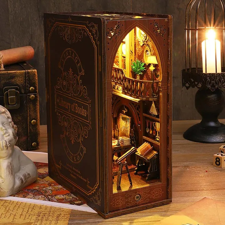 Book Nook - Library Of Books, un kit créatif pour construire un diorama miniature. Parfait pour décorer une bibliothèque ou comme cadeau original pour un amoureux des livres. Par Nookette.