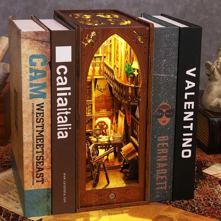 Book Nook - Library Of Books, un kit créatif pour construire un diorama miniature. Parfait pour décorer une bibliothèque ou comme cadeau original pour un amoureux des livres. Par Nookette.