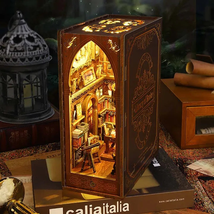 Book Nook - Library Of Books, un kit créatif pour construire un diorama miniature. Parfait pour décorer une bibliothèque ou comme cadeau original pour un amoureux des livres. Par Nookette.