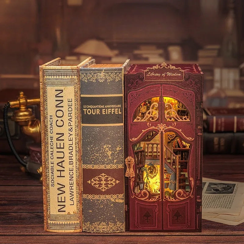 Book Nook - Library of Wisdom, un kit créatif pour construire un diorama miniature. Parfait pour décorer une bibliothèque ou comme cadeau original pour un amoureux des livres. Par Nookette.