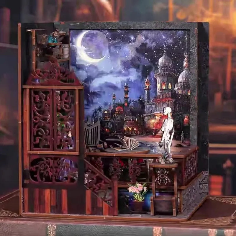 Book Nook - Magic Exploration, un kit créatif pour construire un diorama miniature. Parfait pour décorer une bibliothèque ou comme cadeau original pour un amoureux des livres. Par Nookette.