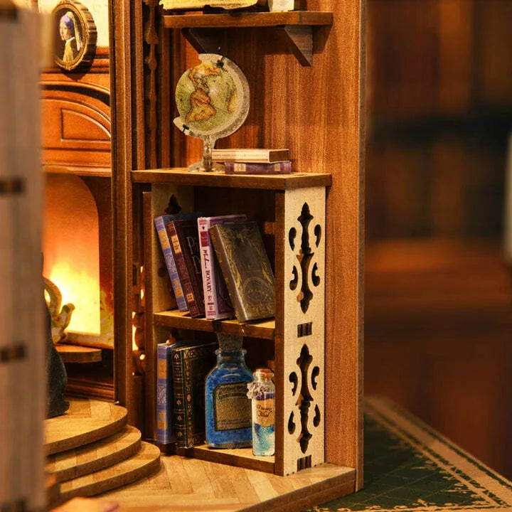 Book Nook - Magic Library, un kit créatif pour construire un diorama miniature. Parfait pour décorer une bibliothèque ou comme cadeau original pour un amoureux des livres. Par Nookette.