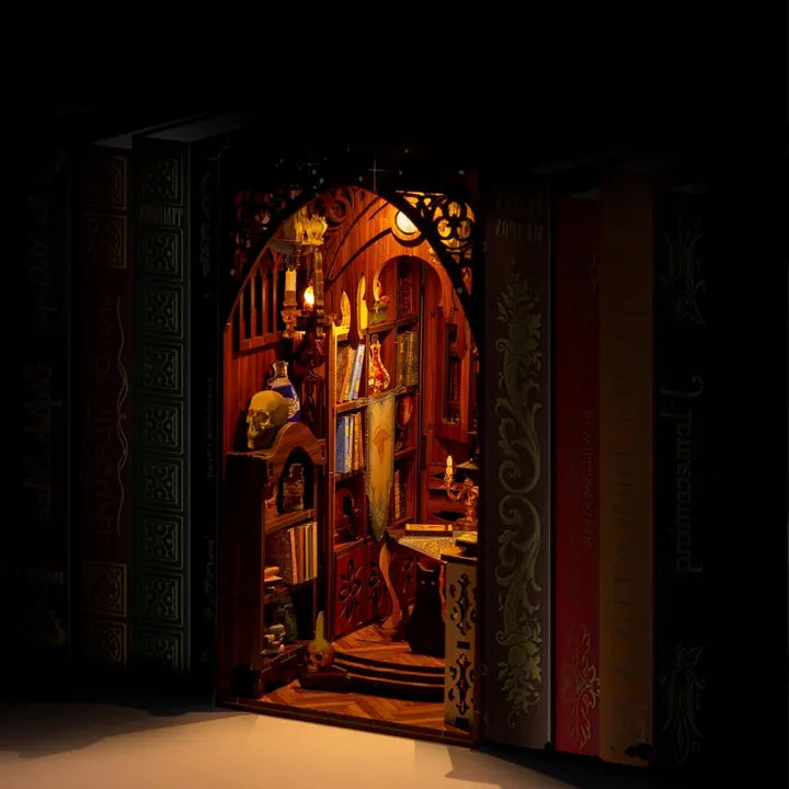 Book Nook - Magic Library, un kit créatif pour construire un diorama miniature. Parfait pour décorer une bibliothèque ou comme cadeau original pour un amoureux des livres. Par Nookette.