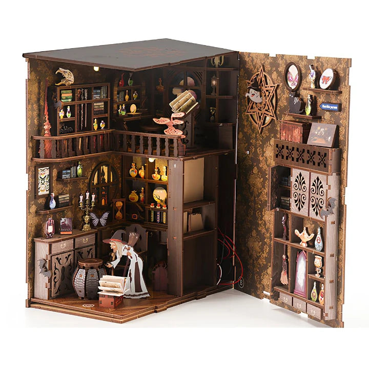 Book Nook - Magic Night, un kit créatif pour construire un diorama miniature. Parfait pour décorer une bibliothèque ou comme cadeau original pour un amoureux des livres. Par Nookette.
