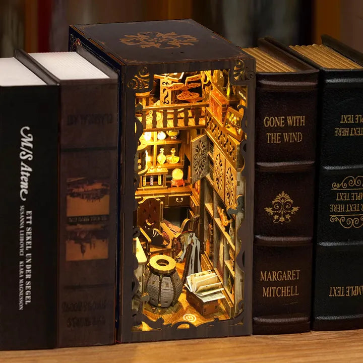 Book Nook - Magic Night, un kit créatif pour construire un diorama miniature. Parfait pour décorer une bibliothèque ou comme cadeau original pour un amoureux des livres. Par Nookette.