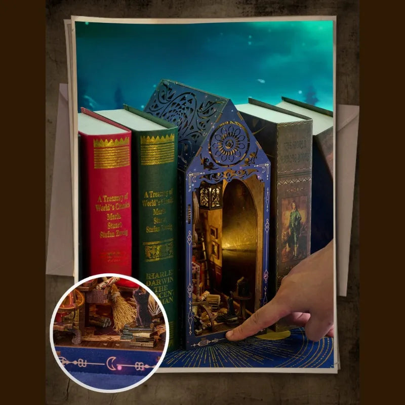 Book Nook - Magic Research Society, un kit créatif pour construire un diorama miniature. Parfait pour décorer une bibliothèque ou comme cadeau original pour un amoureux des livres. Par Nookette.