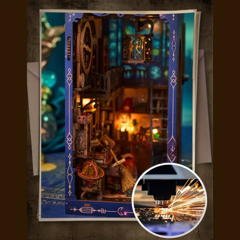 Book Nook - Magic Research Society, un kit créatif pour construire un diorama miniature. Parfait pour décorer une bibliothèque ou comme cadeau original pour un amoureux des livres. Par Nookette.