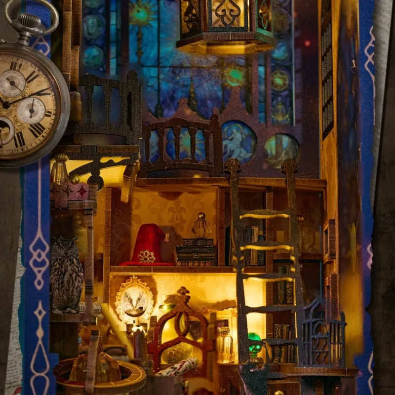 Book Nook - Magic Research Society, un kit créatif pour construire un diorama miniature. Parfait pour décorer une bibliothèque ou comme cadeau original pour un amoureux des livres. Par Nookette.