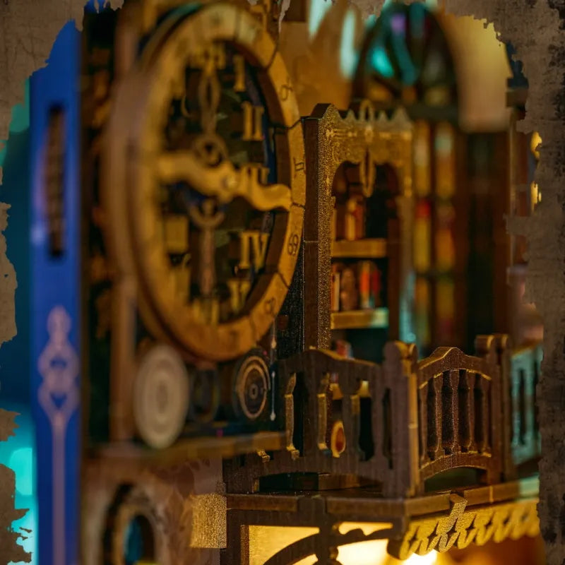 Book Nook - Magic Research Society, un kit créatif pour construire un diorama miniature. Parfait pour décorer une bibliothèque ou comme cadeau original pour un amoureux des livres. Par Nookette.