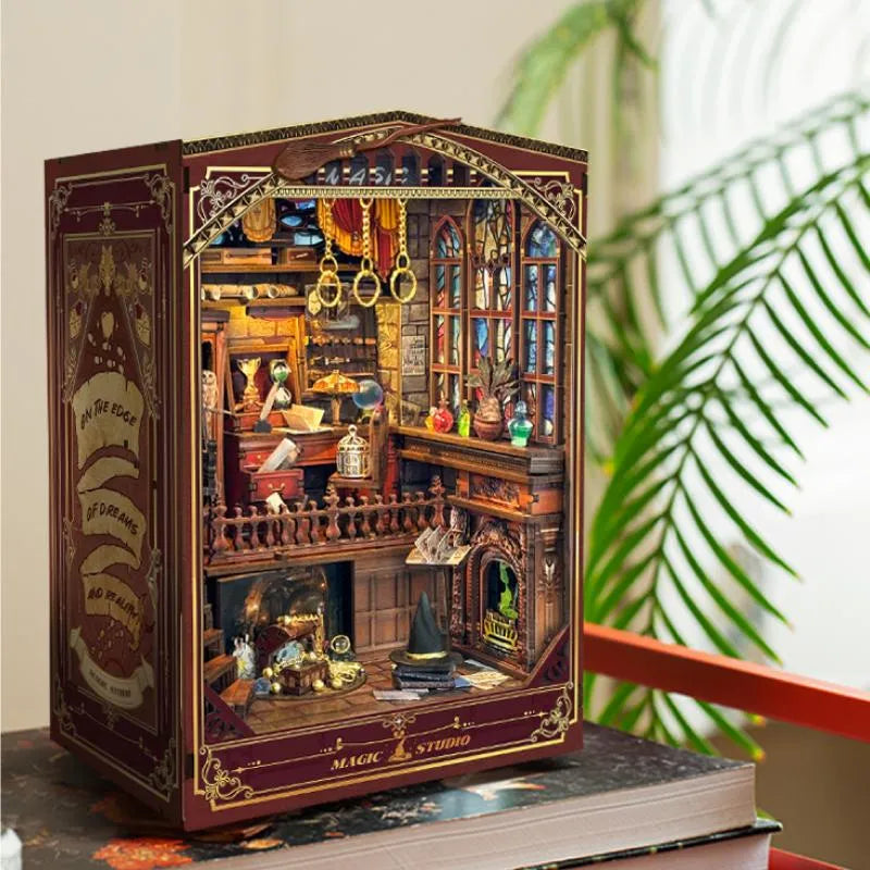 Book Nook - Magic Studio, un kit créatif pour construire un diorama miniature. Parfait pour décorer une bibliothèque ou comme cadeau original pour un amoureux des livres. Par Nookette.