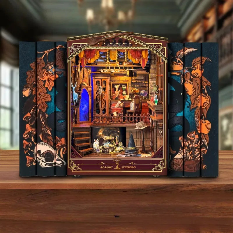 Book Nook - Magic Studio, un kit créatif pour construire un diorama miniature. Parfait pour décorer une bibliothèque ou comme cadeau original pour un amoureux des livres. Par Nookette.