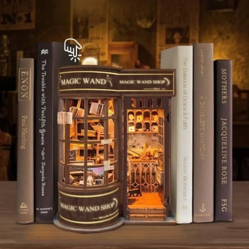 Maison Miniature - Magic Wand Shop, un kit créatif pour construire un diorama miniature. Parfait pour décorer une bibliothèque ou comme cadeau original pour un amoureux des livres. Par Nookette.