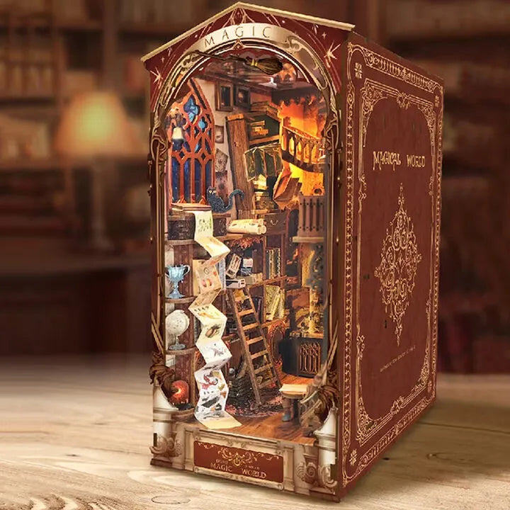 Book Nook - Magic World, un kit créatif pour construire un diorama miniature. Parfait pour décorer une bibliothèque ou comme cadeau original pour un amoureux des livres. Par Nookette.