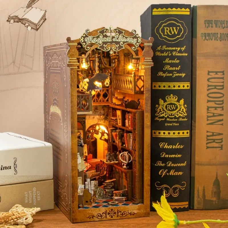 Booknook - Magical Library, un kit créatif pour construire un diorama miniature. Parfait pour décorer une bibliothèque ou comme cadeau original pour un amoureux des livres. Par Nookette.