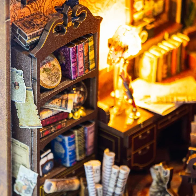 Booknook - Magical Library, un kit créatif pour construire un diorama miniature. Parfait pour décorer une bibliothèque ou comme cadeau original pour un amoureux des livres. Par Nookette.