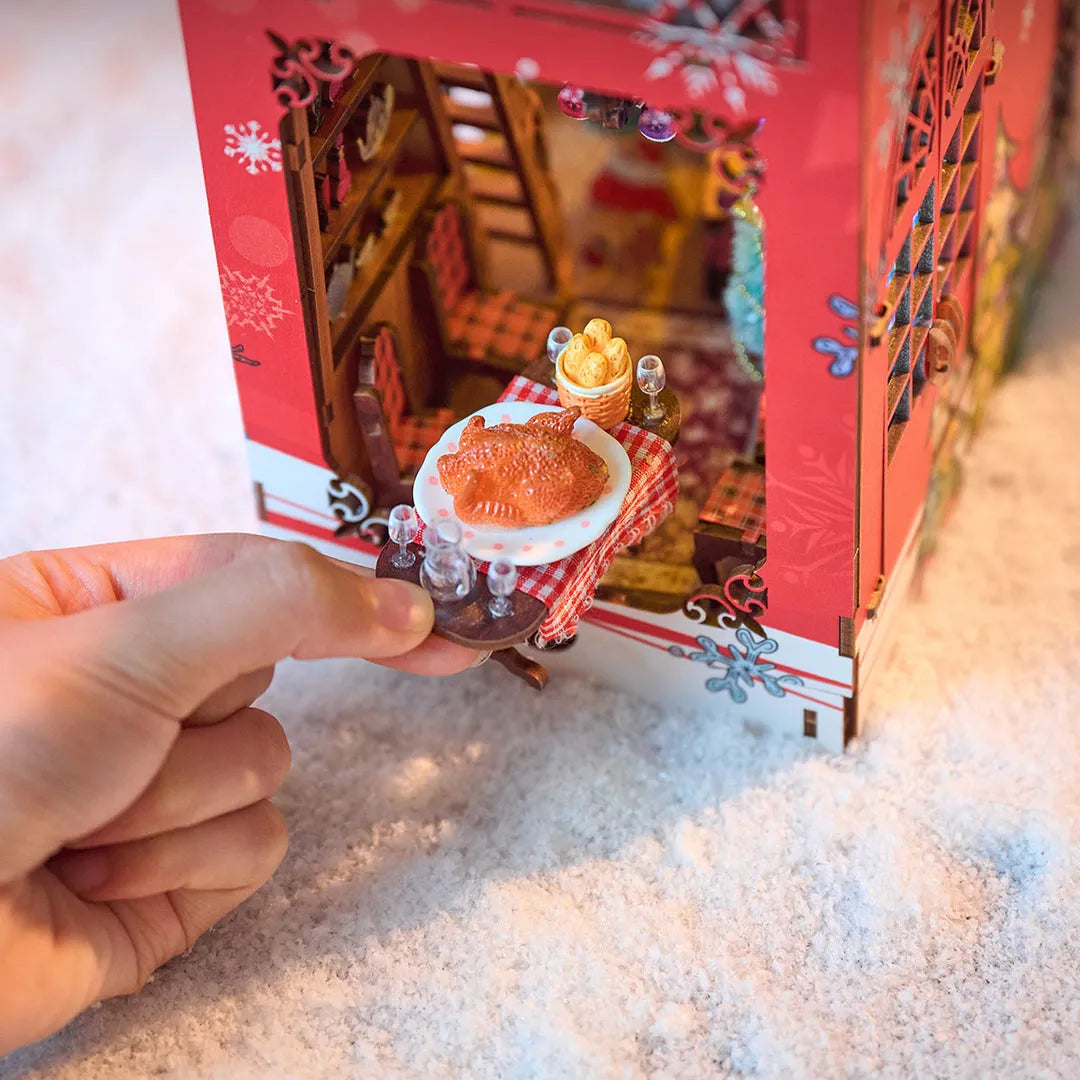 Book Nook - Merry Christmas, un kit créatif pour construire un diorama miniature. Parfait pour décorer une bibliothèque ou comme cadeau original pour un amoureux des livres. Par Nookette.