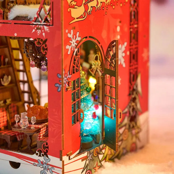 Book Nook - Merry Christmas, un kit créatif pour construire un diorama miniature. Parfait pour décorer une bibliothèque ou comme cadeau original pour un amoureux des livres. Par Nookette.