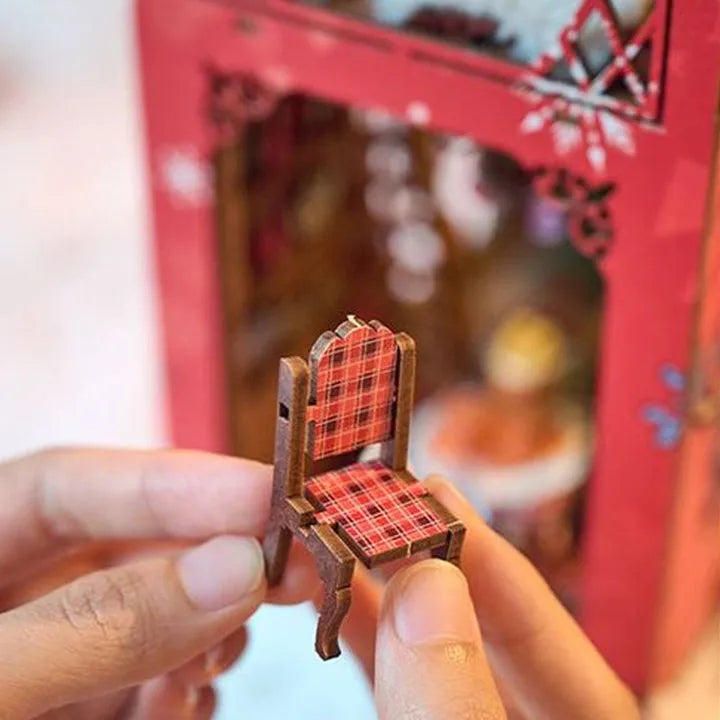 Book Nook - Merry Christmas, un kit créatif pour construire un diorama miniature. Parfait pour décorer une bibliothèque ou comme cadeau original pour un amoureux des livres. Par Nookette.