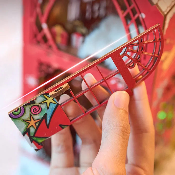 Book Nook - Merry Christmas, un kit créatif pour construire un diorama miniature. Parfait pour décorer une bibliothèque ou comme cadeau original pour un amoureux des livres. Par Nookette.