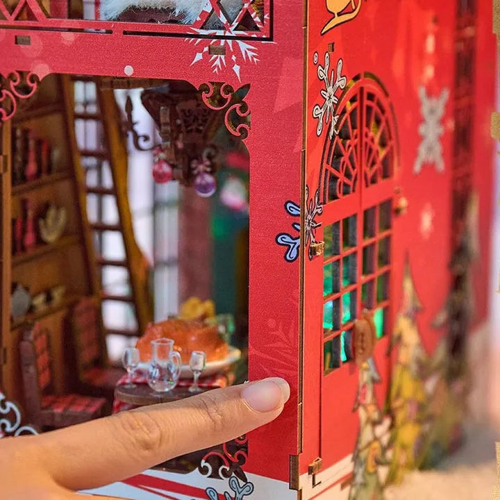 Book Nook - Merry Christmas, un kit créatif pour construire un diorama miniature. Parfait pour décorer une bibliothèque ou comme cadeau original pour un amoureux des livres. Par Nookette.