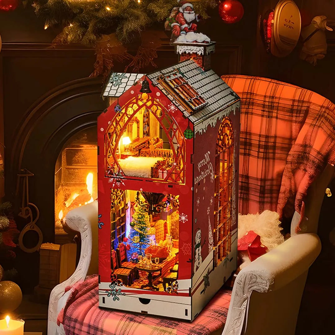 Book Nook - Merry Christmas, un kit créatif pour construire un diorama miniature. Parfait pour décorer une bibliothèque ou comme cadeau original pour un amoureux des livres. Par Nookette.