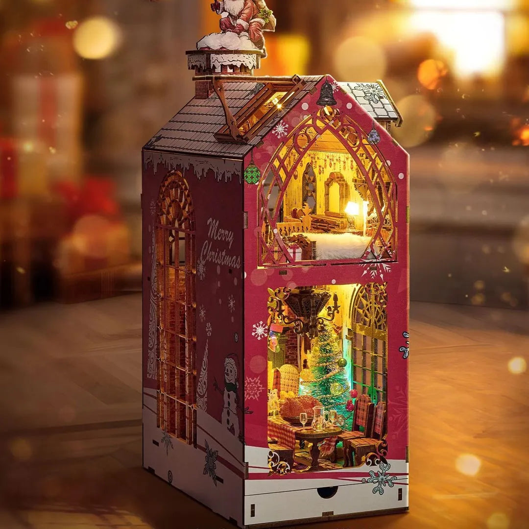 Book Nook - Merry Christmas, un kit créatif pour construire un diorama miniature. Parfait pour décorer une bibliothèque ou comme cadeau original pour un amoureux des livres. Par Nookette.
