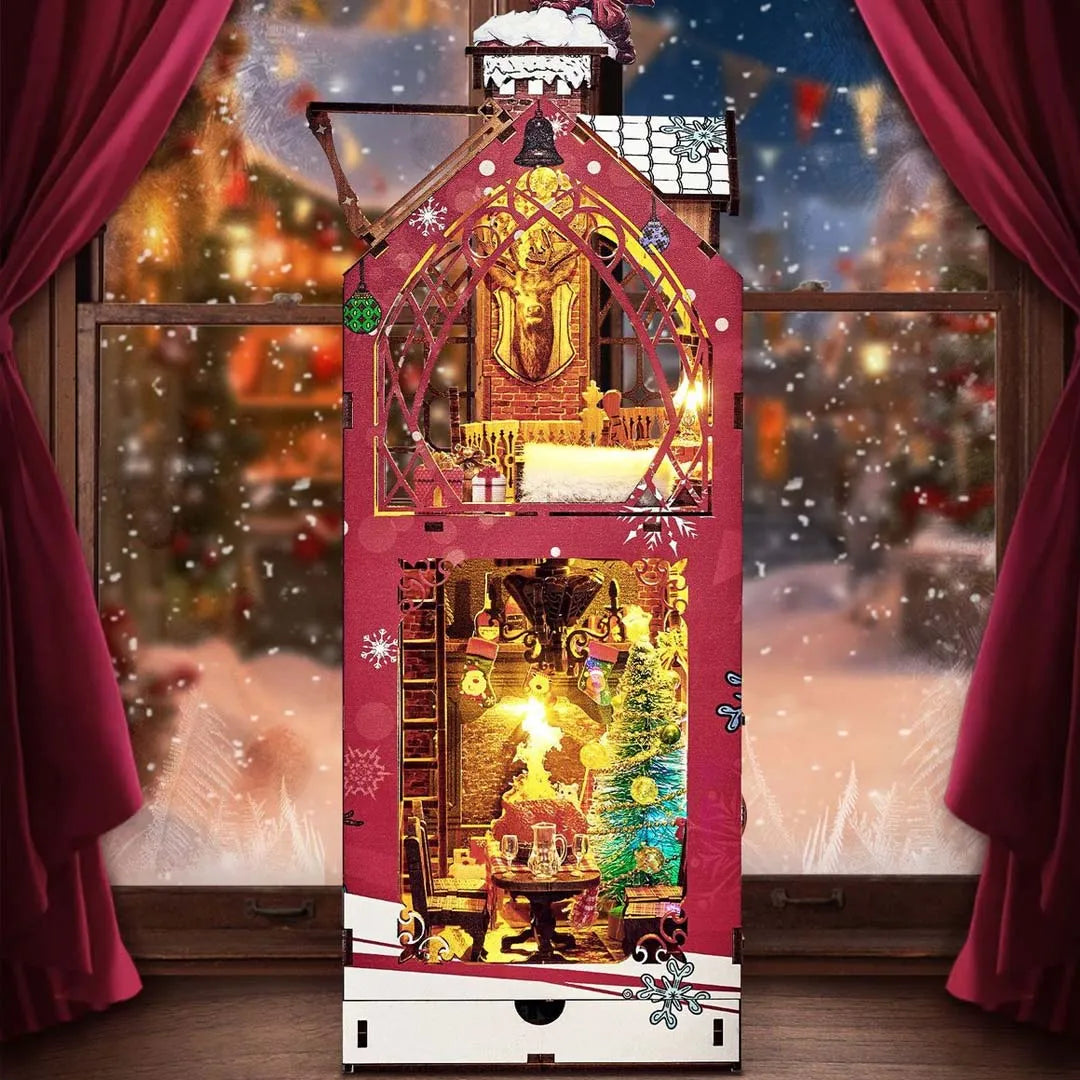 Book Nook - Merry Christmas, un kit créatif pour construire un diorama miniature. Parfait pour décorer une bibliothèque ou comme cadeau original pour un amoureux des livres. Par Nookette.