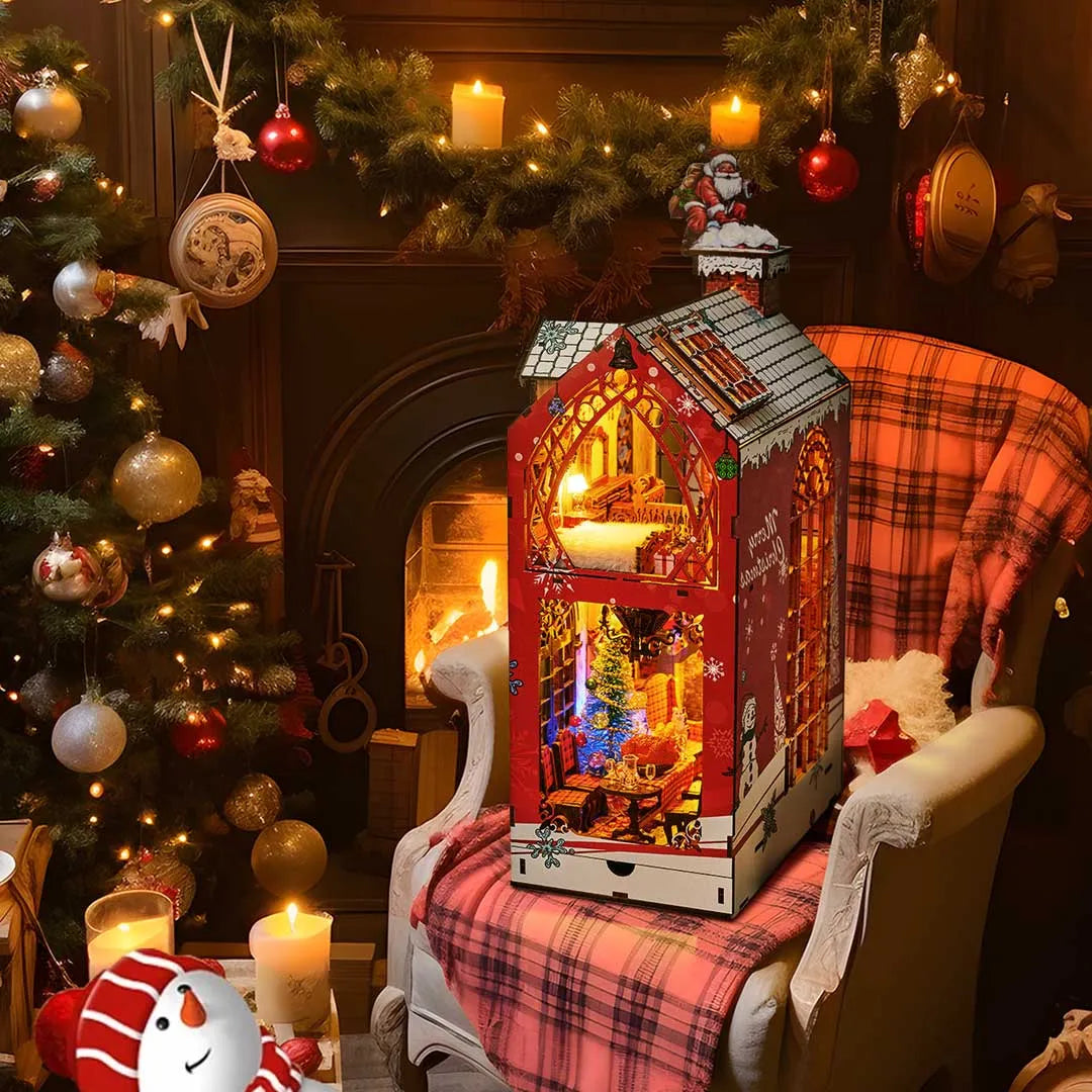 Book Nook - Merry Christmas, un kit créatif pour construire un diorama miniature. Parfait pour décorer une bibliothèque ou comme cadeau original pour un amoureux des livres. Par Nookette.