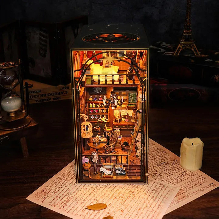 Booknook - Mira's Magic House, un kit créatif pour construire un diorama miniature. Parfait pour décorer une bibliothèque ou comme cadeau original pour un amoureux des livres. Par Nookette.