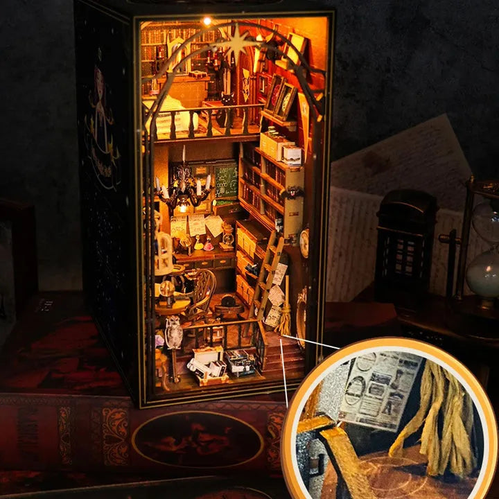 Booknook - Mira's Magic House, un kit créatif pour construire un diorama miniature. Parfait pour décorer une bibliothèque ou comme cadeau original pour un amoureux des livres. Par Nookette.