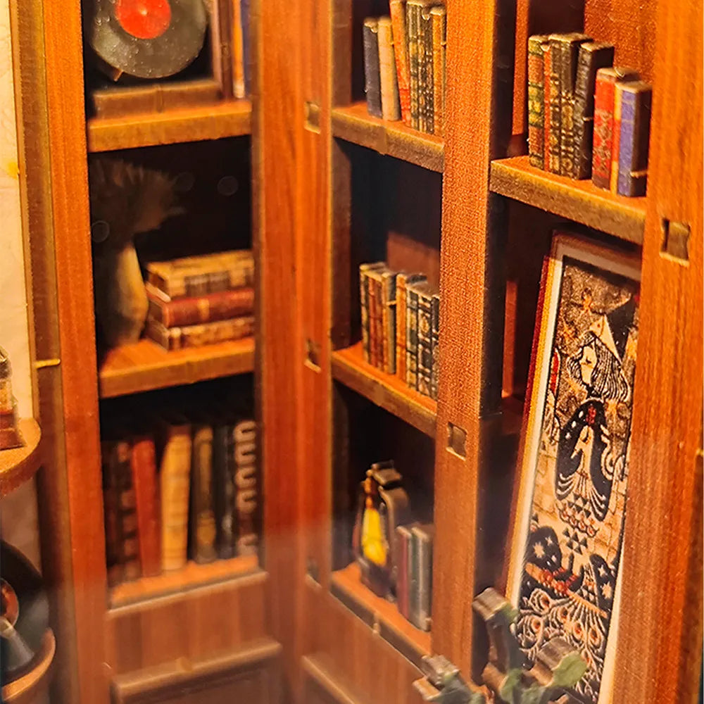 Book Nook - Moments In Time, un kit créatif pour construire un diorama miniature. Parfait pour décorer une bibliothèque ou comme cadeau original pour un amoureux des livres. Par Nookette.
