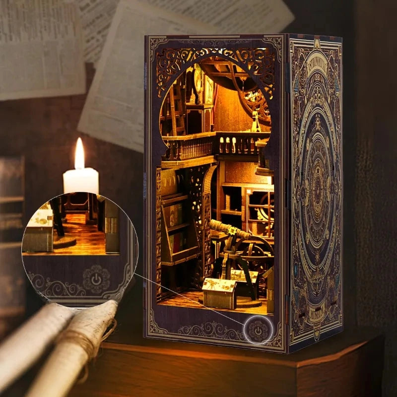 Book Nook - Museum of Astronomy, un kit créatif pour construire un diorama miniature. Parfait pour décorer une bibliothèque ou comme cadeau original pour un amoureux des livres. Par Nookette.