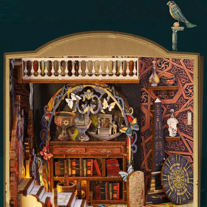 Booknook - Mysterious Egypt, un kit créatif pour construire un diorama miniature. Parfait pour décorer une bibliothèque ou comme cadeau original pour un amoureux des livres. Par Nookette.