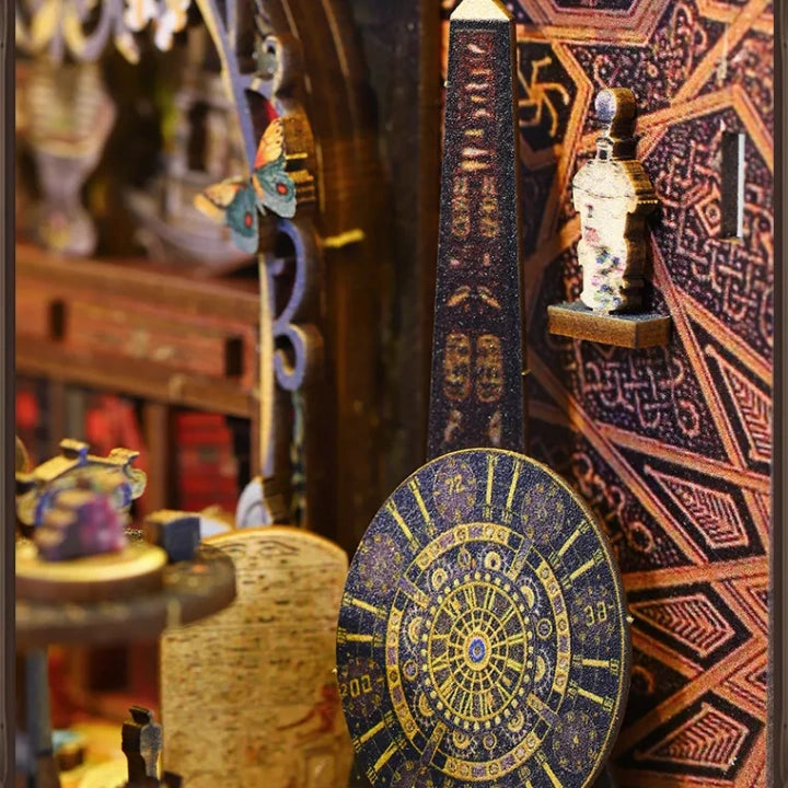 Booknook - Mysterious Egypt, un kit créatif pour construire un diorama miniature. Parfait pour décorer une bibliothèque ou comme cadeau original pour un amoureux des livres. Par Nookette.