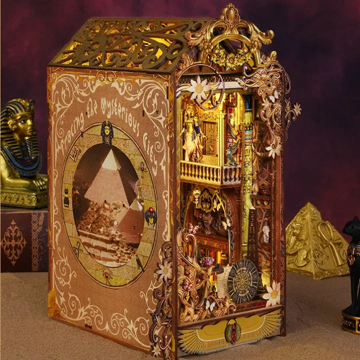 Booknook - Mysterious Egypt, un kit créatif pour construire un diorama miniature. Parfait pour décorer une bibliothèque ou comme cadeau original pour un amoureux des livres. Par Nookette.