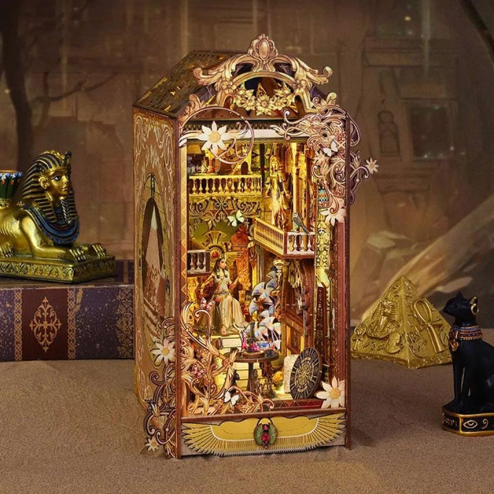Booknook - Mysterious Egypt, un kit créatif pour construire un diorama miniature. Parfait pour décorer une bibliothèque ou comme cadeau original pour un amoureux des livres. Par Nookette.