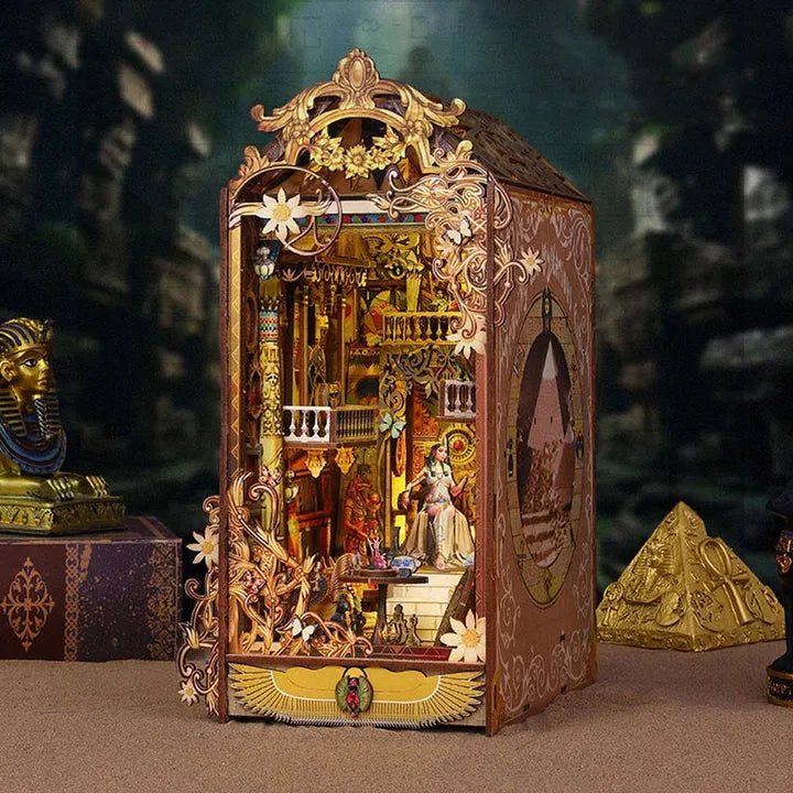 Booknook - Mysterious Egypt, un kit créatif pour construire un diorama miniature. Parfait pour décorer une bibliothèque ou comme cadeau original pour un amoureux des livres. Par Nookette.