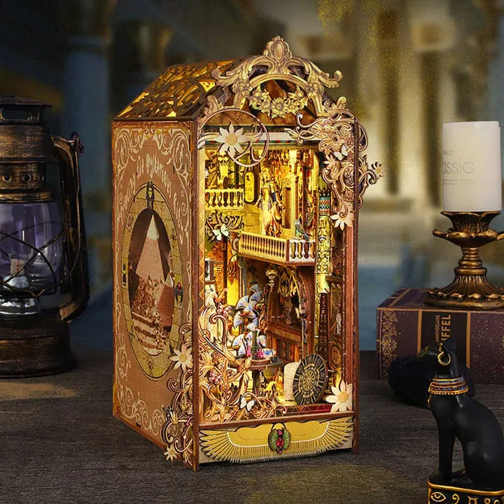 Booknook - Mysterious Egypt, un kit créatif pour construire un diorama miniature. Parfait pour décorer une bibliothèque ou comme cadeau original pour un amoureux des livres. Par Nookette.