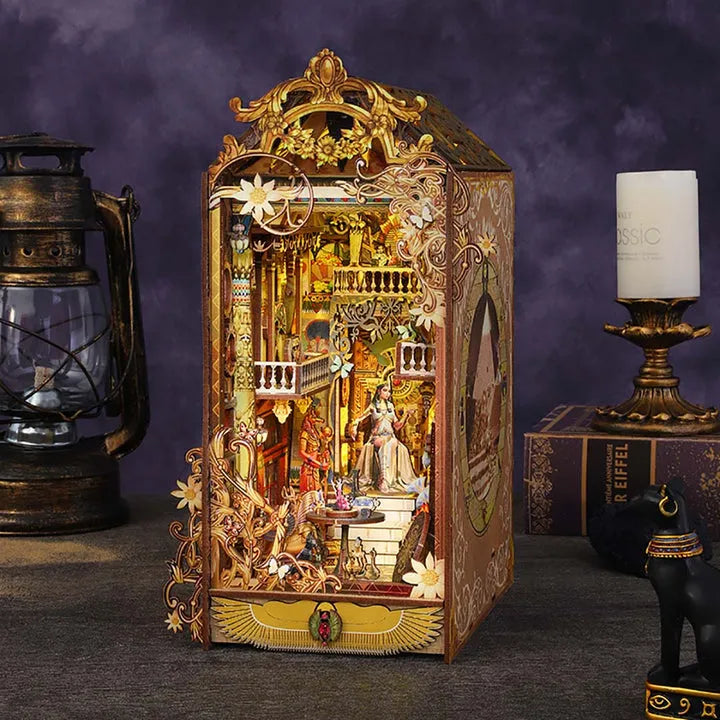 Booknook - Mysterious Egypt, un kit créatif pour construire un diorama miniature. Parfait pour décorer une bibliothèque ou comme cadeau original pour un amoureux des livres. Par Nookette.