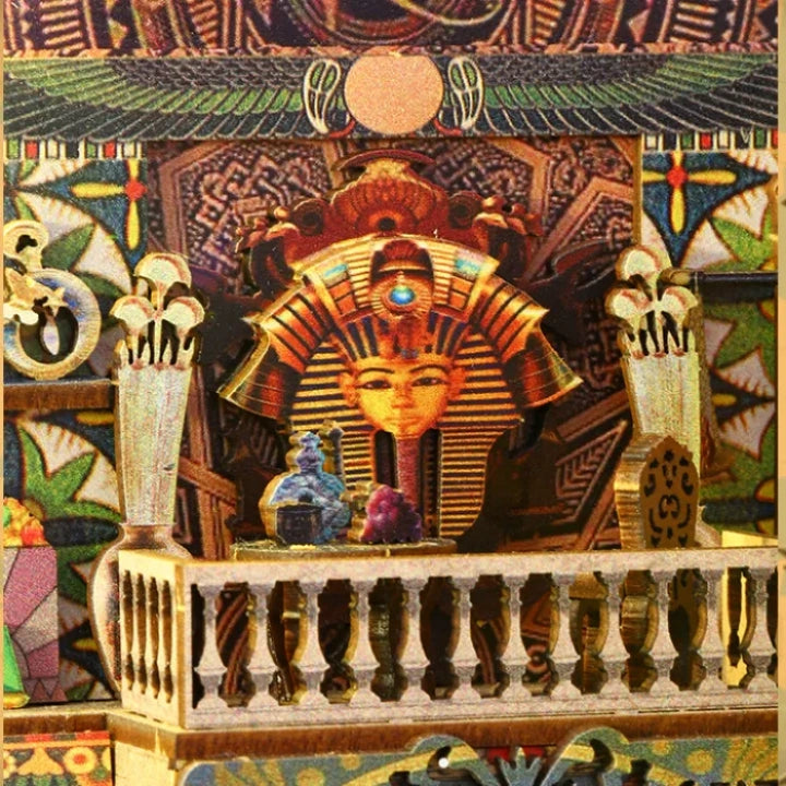 Booknook - Mysterious Egypt, un kit créatif pour construire un diorama miniature. Parfait pour décorer une bibliothèque ou comme cadeau original pour un amoureux des livres. Par Nookette.