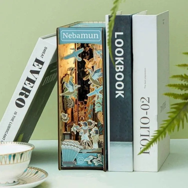 Booknook - Nebamun's Garden, un kit créatif pour construire un diorama miniature. Parfait pour décorer une bibliothèque ou comme cadeau original pour un amoureux des livres. Par Nookette.