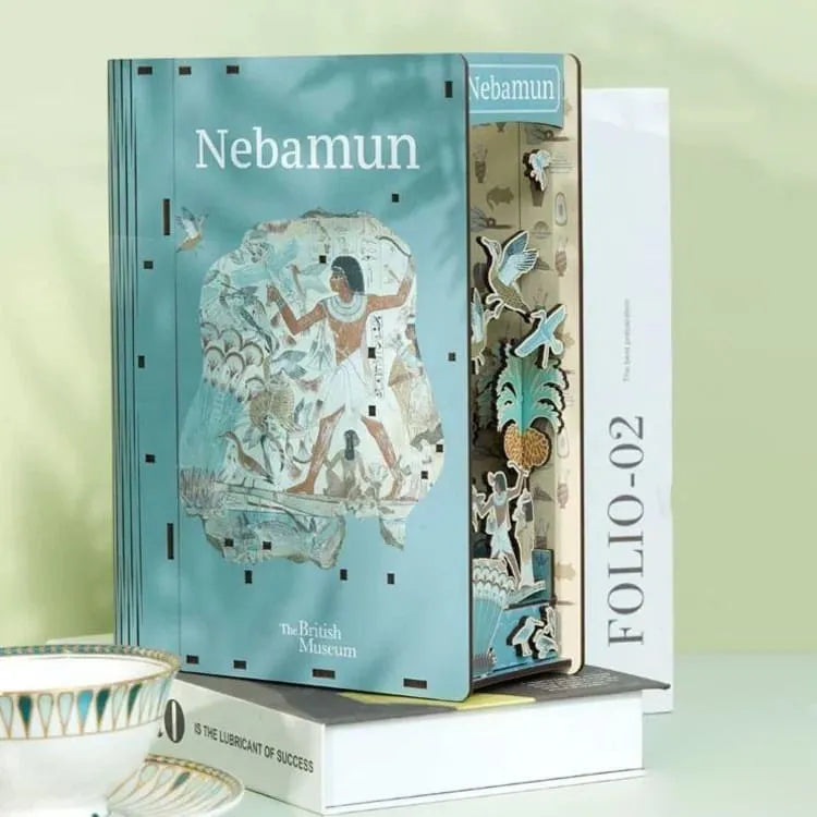 Booknook - Nebamun's Garden, un kit créatif pour construire un diorama miniature. Parfait pour décorer une bibliothèque ou comme cadeau original pour un amoureux des livres. Par Nookette.